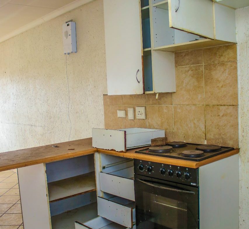 Boksburg 2 Bed Fixer Upper Apartment (3)