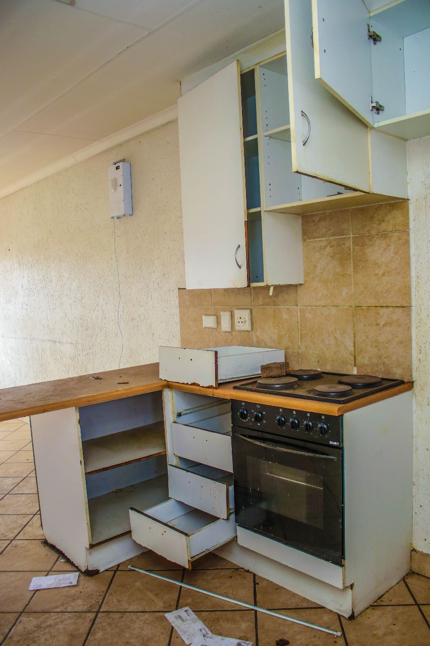 0d95f14f-dd1b-41eb-bcaf-8df832a5d879 Boksburg 2 Bed Fixer Upper Apartment (3)