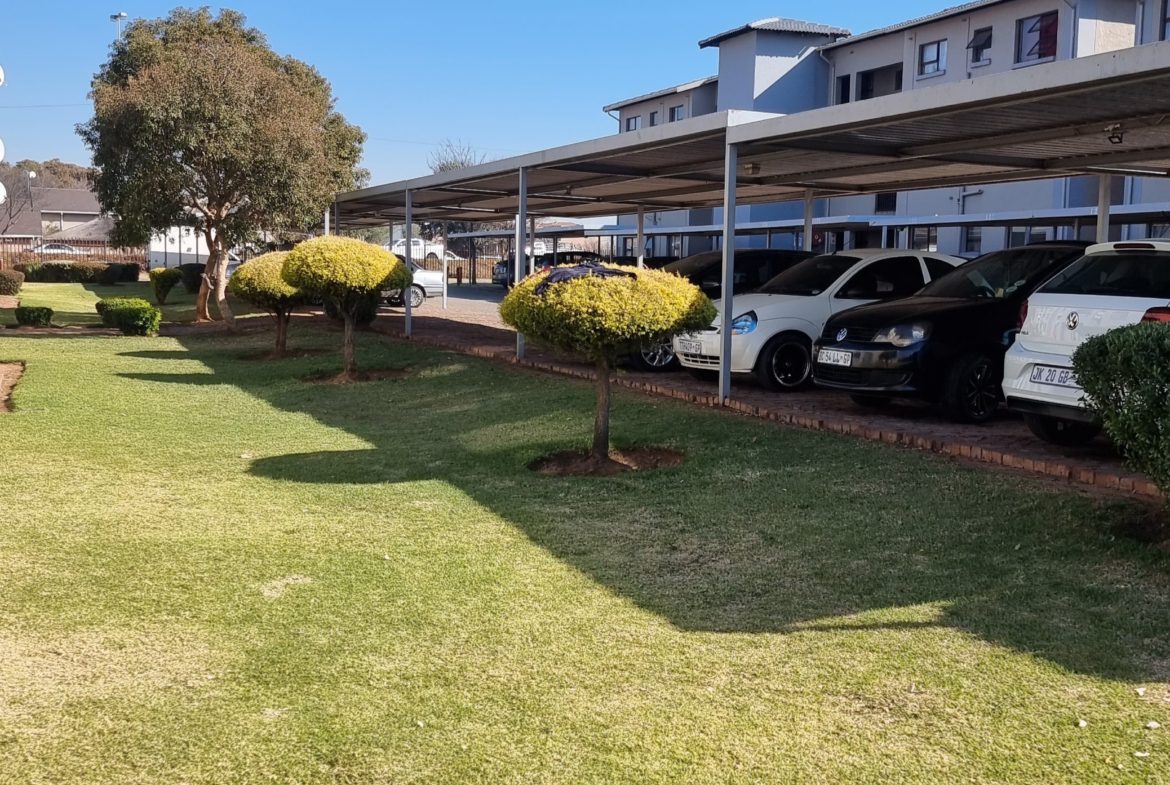 Boksburg: 2 bed 1 Full Bath Apartment in need of TLC (5)