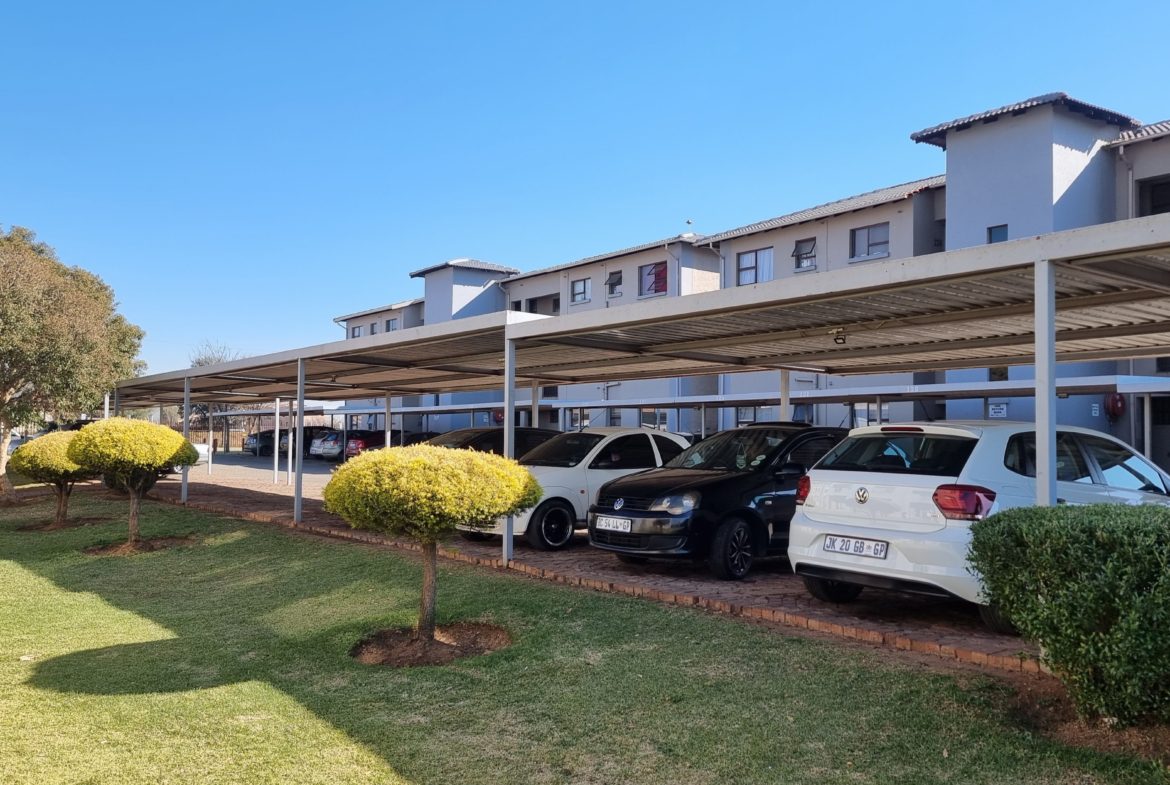 Boksburg: 2 bed 1 Full Bath Apartment in need of TLC (5)