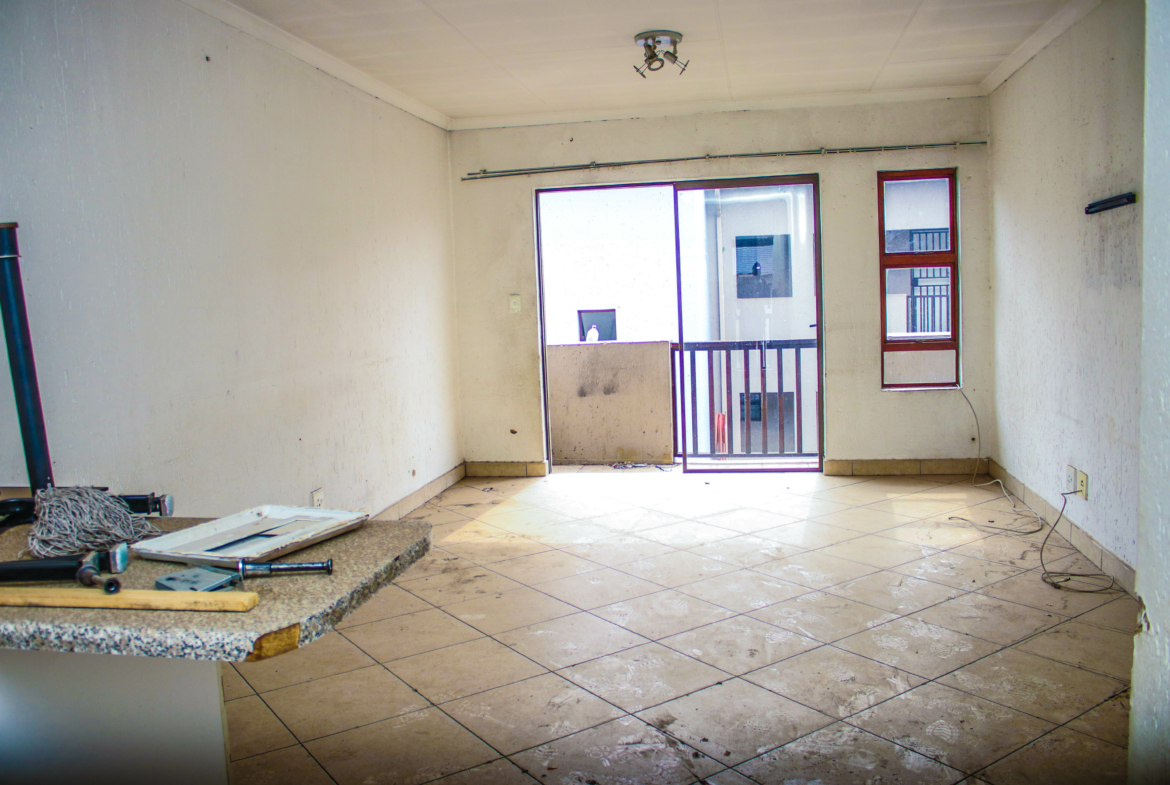 Boksburg: 2 bed 1 Full Bath Apartment in need of TLC (5)