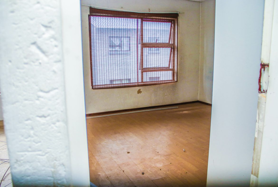 Boksburg: 2 bed 1 Full Bath Apartment in need of TLC (5)