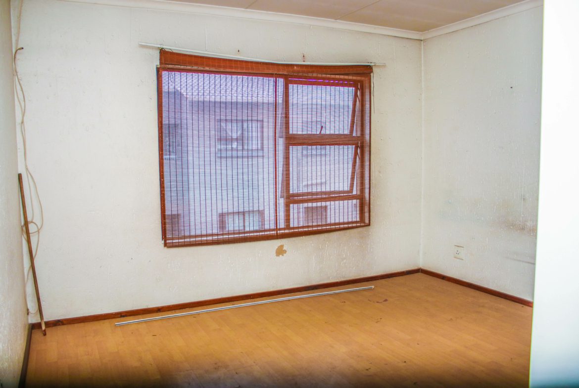 Boksburg: 2 bed 1 Full Bath Apartment in need of TLC (5)