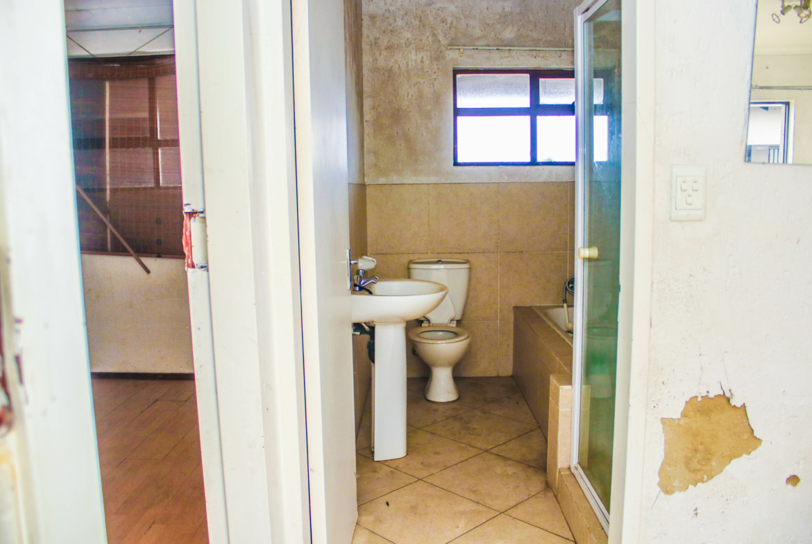 Boksburg: 2 bed 1 Full Bath Apartment in need of TLC (5)