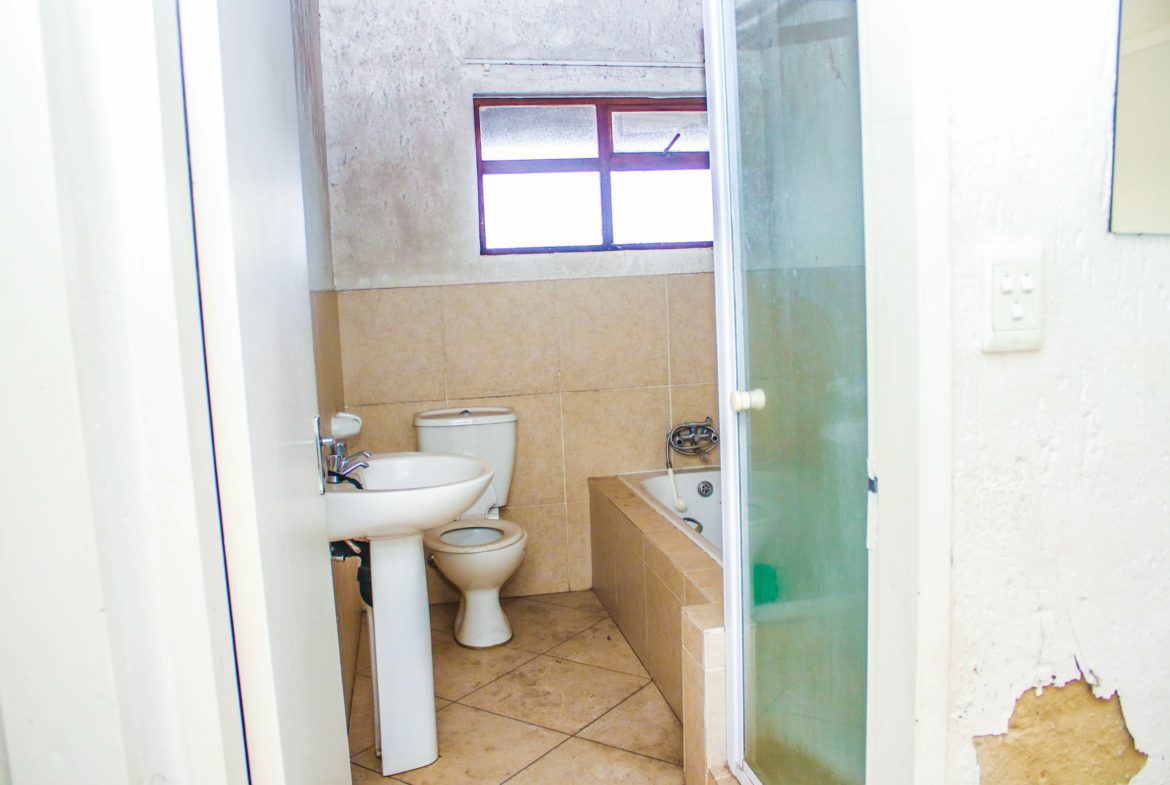Boksburg: 2 bed 1 Full Bath Apartment in need of TLC (5)