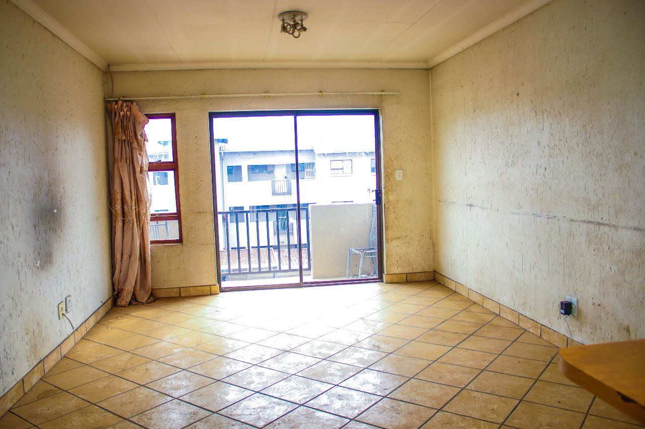 b8a7cb2b-9028-469e-8b1b-ea27e14f1c96 Boksburg 2 Bed Fixer Upper Apartment (3)