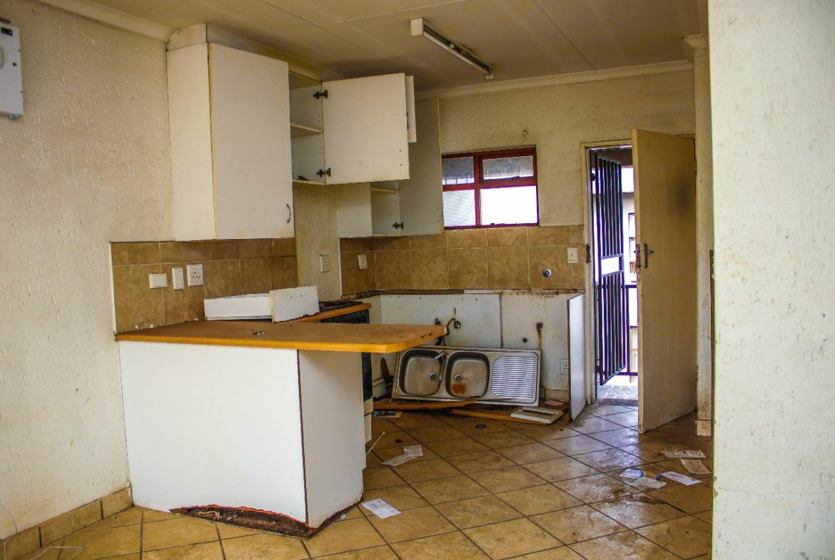 Boksburg 2 Bed Fixer Upper Apartment (3)