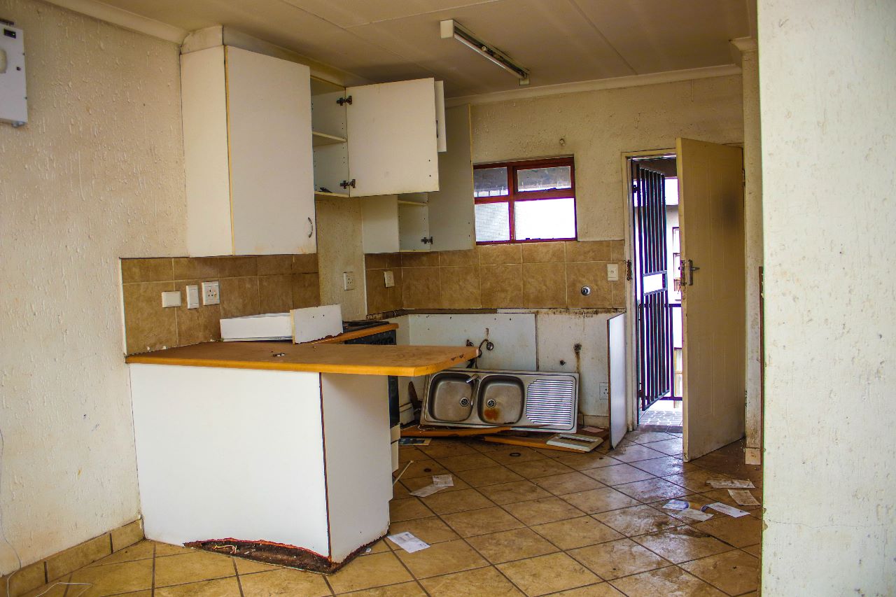 f9fa1adf-095d-4043-bcb6-1584c6557573 Boksburg 2 Bed Fixer Upper Apartment (3)