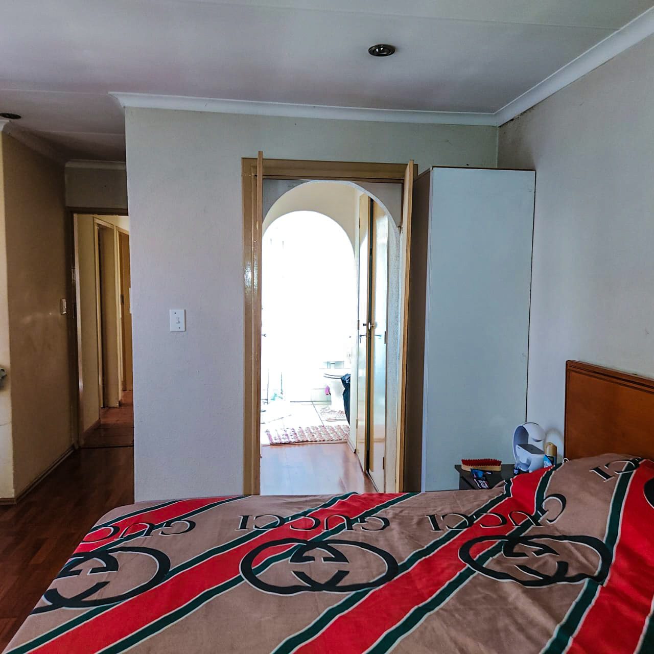 3 BEDROOM HOUSE WITH EXTRA 2BEDROOM COTTAGE AND A SHOWER ON THE MARKET!