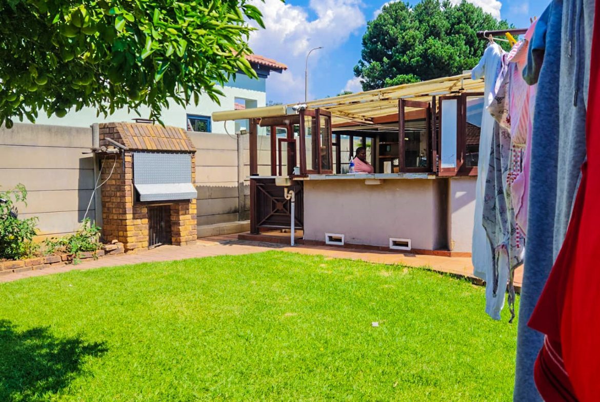 3 BEDROOM HOUSE WITH EXTRA 2BEDROOM COTTAGE AND A SHOWER ON THE MARKET!