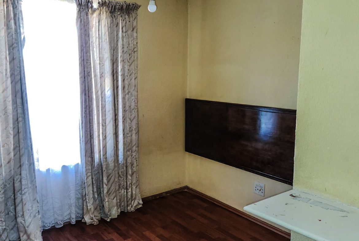 3 BEDROOM HOUSE WITH EXTRA 2BEDROOM COTTAGE AND A SHOWER ON THE MARKET!