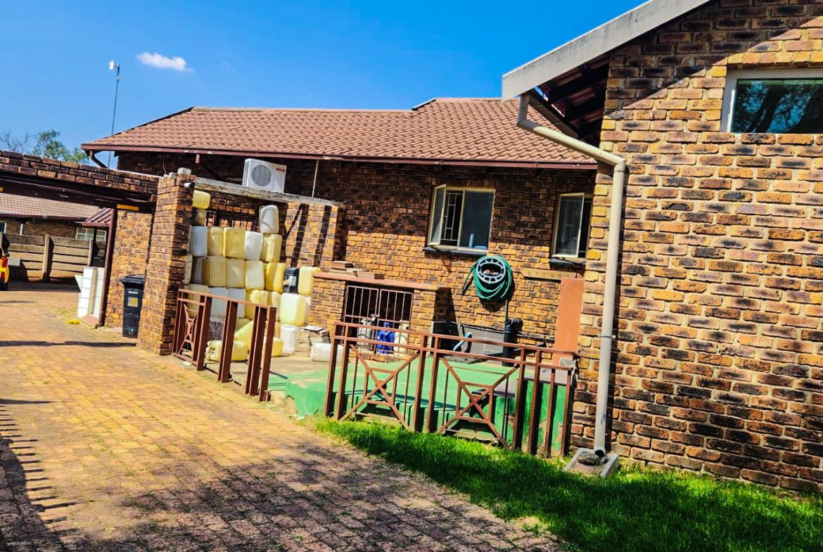 3 BEDROOM HOUSE WITH EXTRA 2BEDROOM COTTAGE AND A SHOWER ON THE MARKET!
