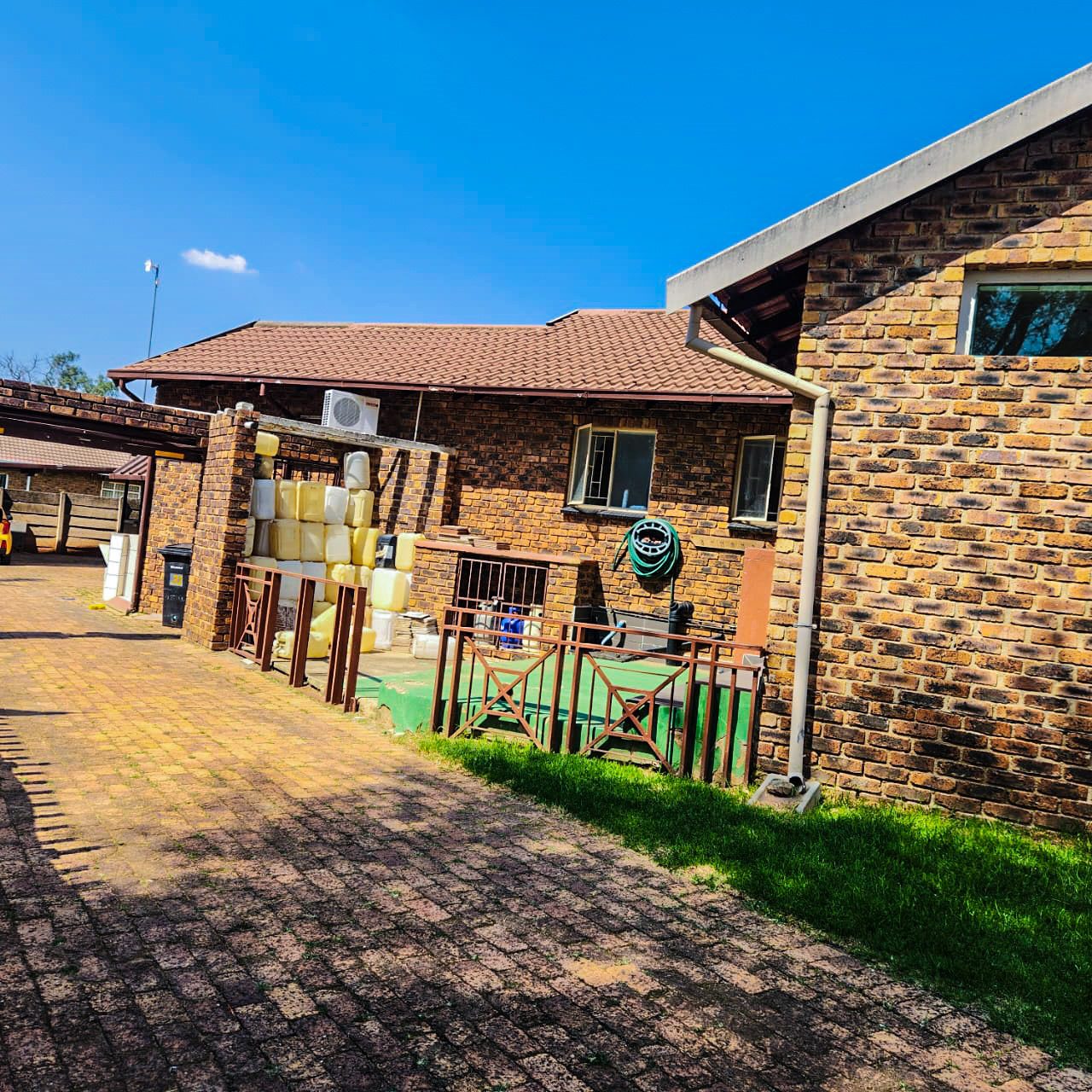 3 BEDROOM HOUSE WITH EXTRA 2BEDROOM COTTAGE AND A SHOWER ON THE MARKET!