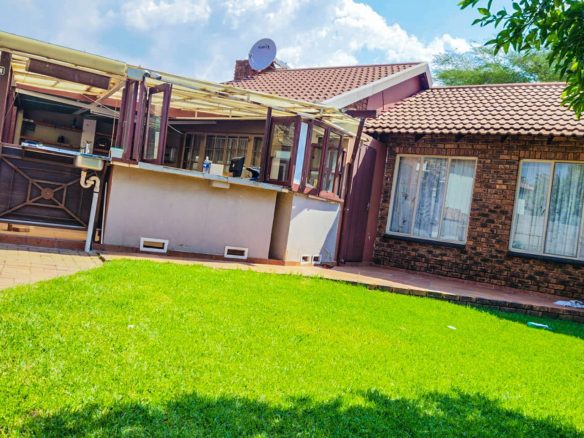 3 BEDROOM HOUSE WITH EXTRA 2BEDROOM COTTAGE AND A SHOWER ON THE MARKET!