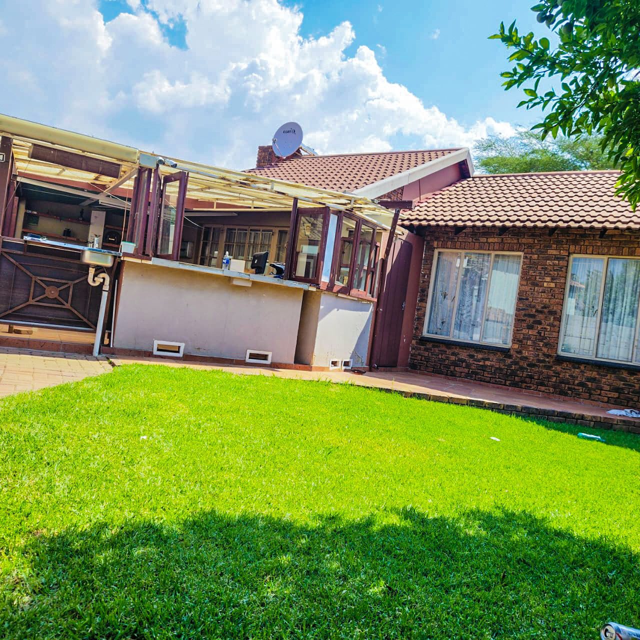 3 BEDROOM HOUSE WITH EXTRA 2BEDROOM COTTAGE AND A SHOWER ON THE MARKET!