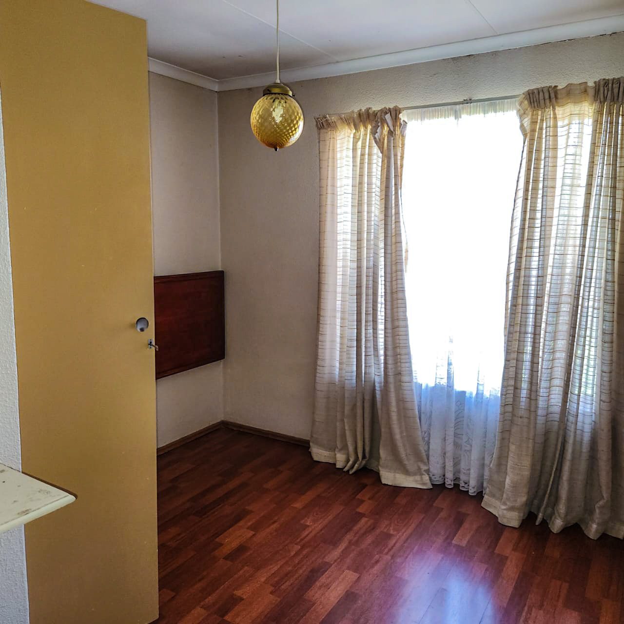 3 BEDROOM HOUSE WITH EXTRA 2BEDROOM COTTAGE AND A SHOWER ON THE MARKET!