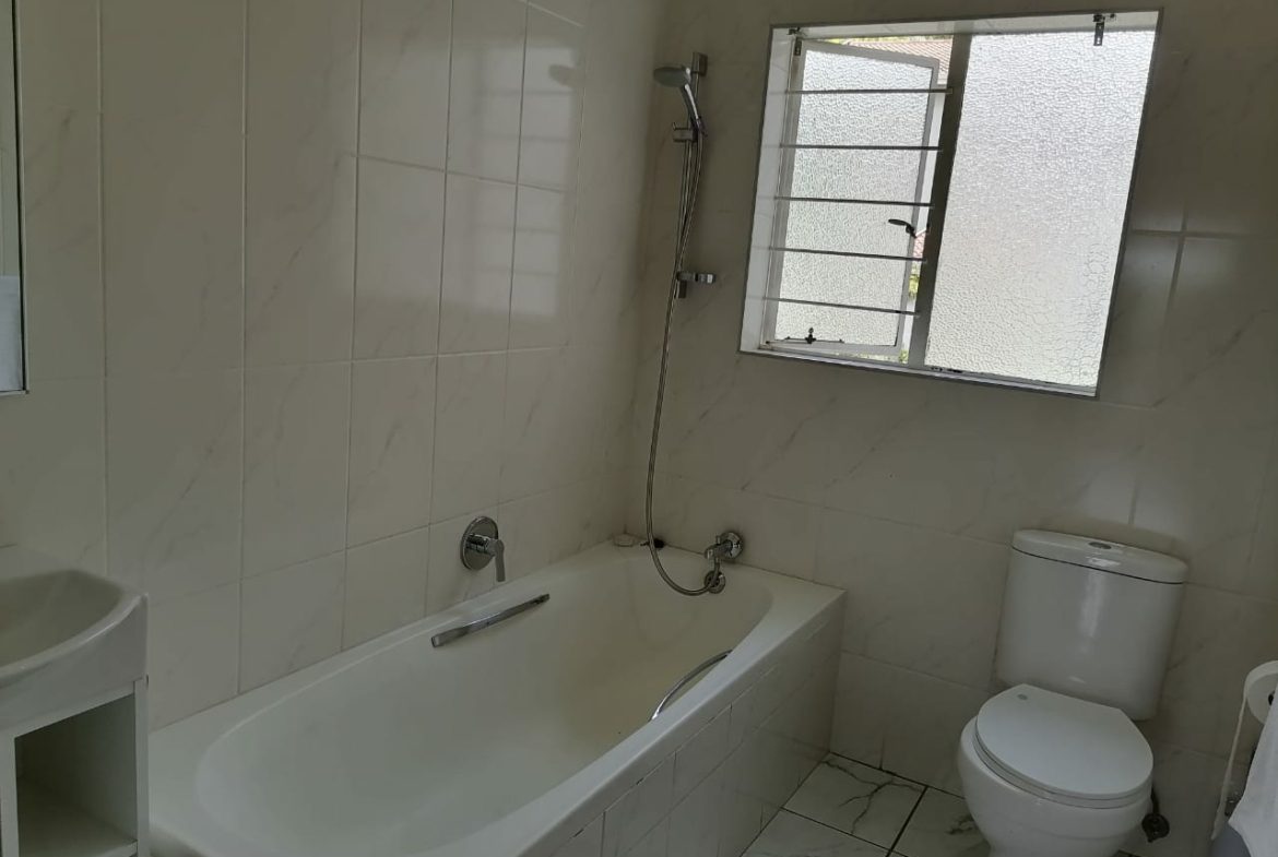 Three-bedroom property with a master bedroom featuring a walk-in closet, and 2.5 bathrooms in Riverside,
