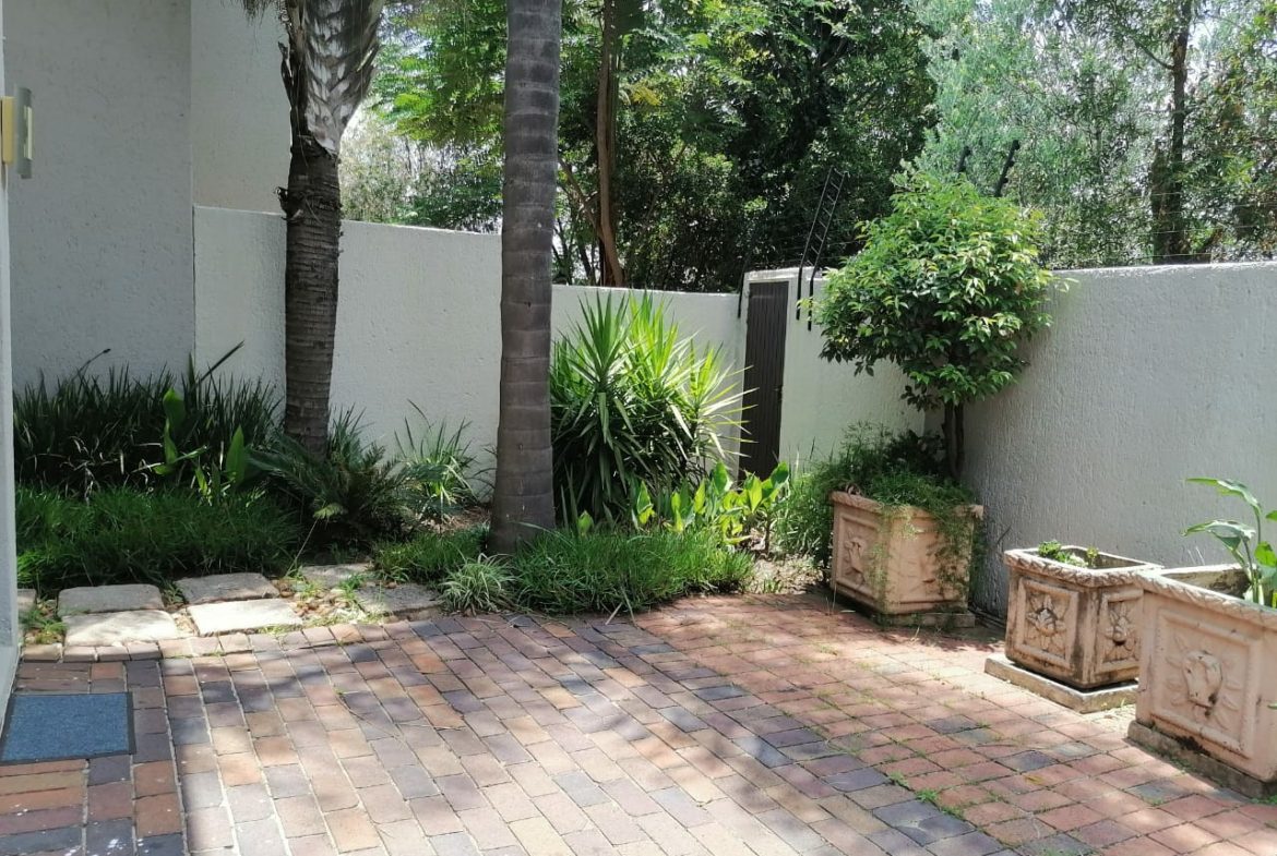 Three-bedroom property with a master bedroom featuring a walk-in closet, and 2.5 bathrooms in Riverside,