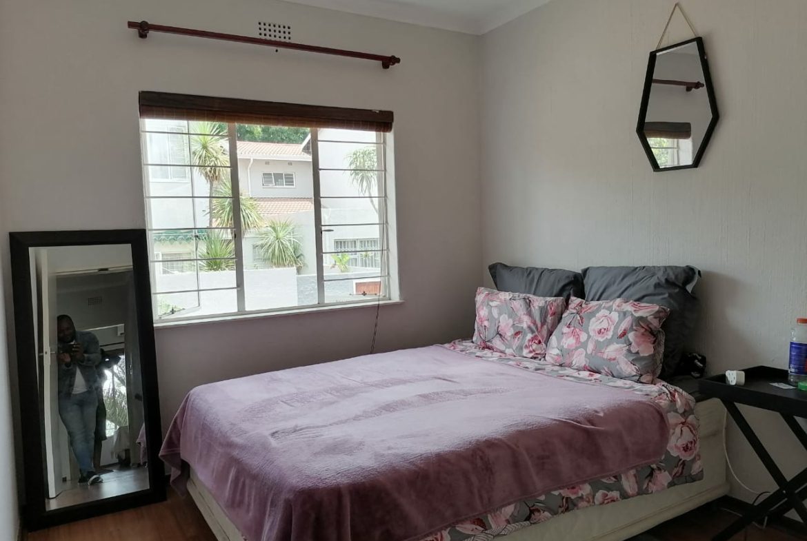 Three-bedroom property with a master bedroom featuring a walk-in closet, and 2.5 bathrooms in Riverside,