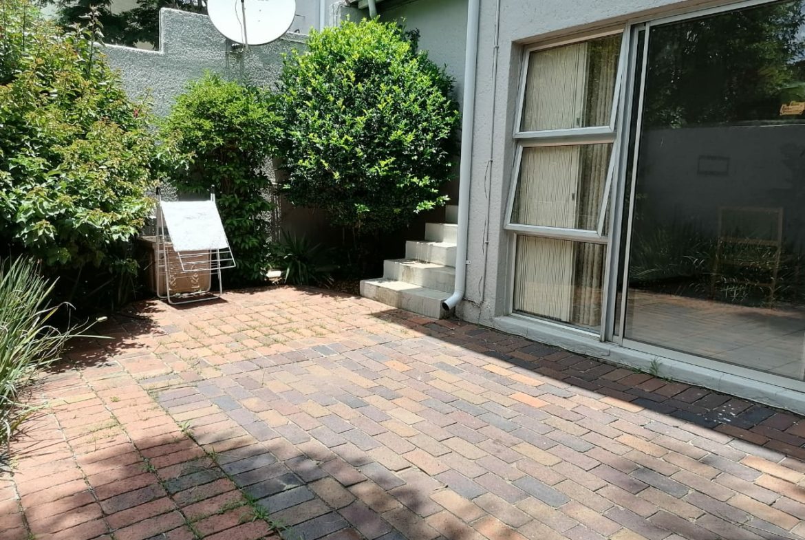 Three-bedroom property with a master bedroom featuring a walk-in closet, and 2.5 bathrooms in Riverside,