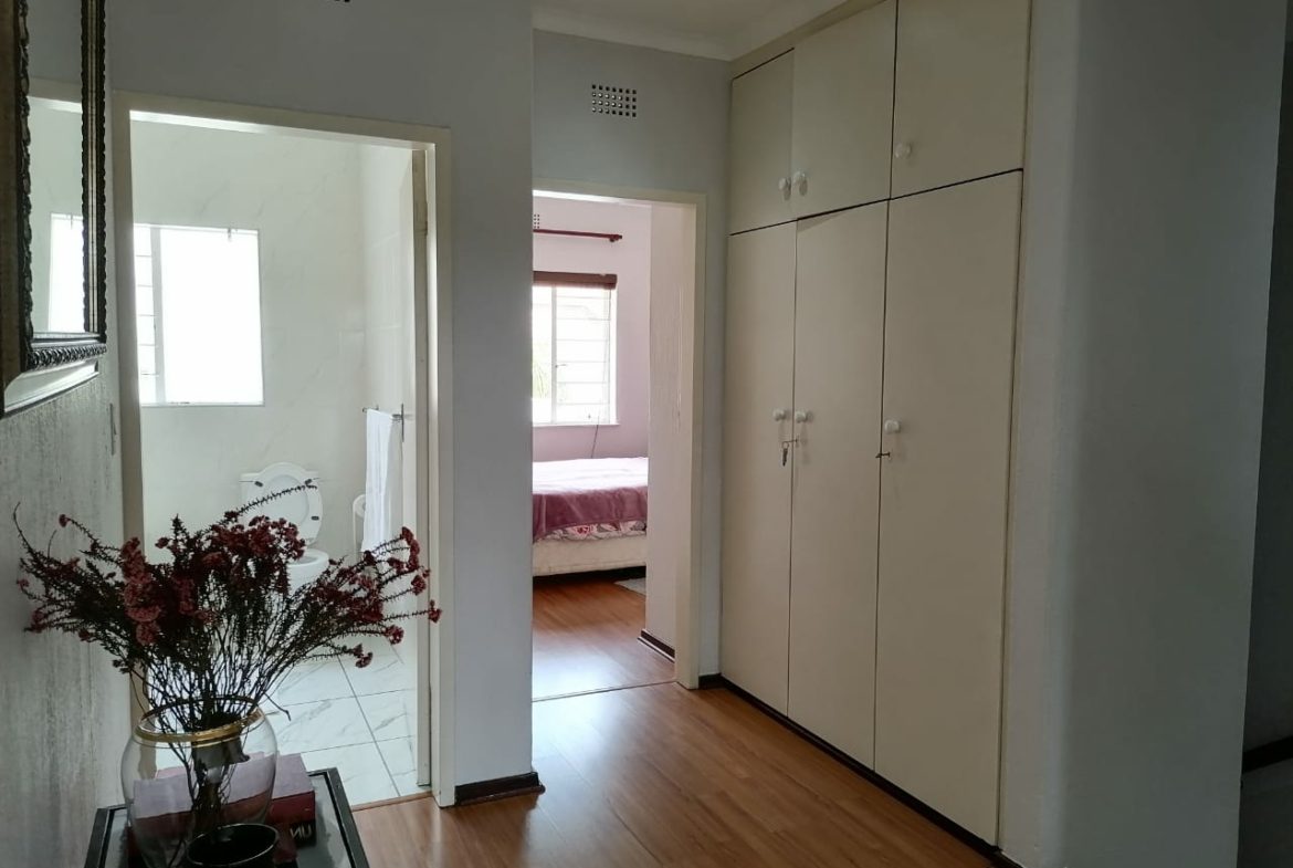 Three-bedroom property with a master bedroom featuring a walk-in closet, and 2.5 bathrooms in Riverside,