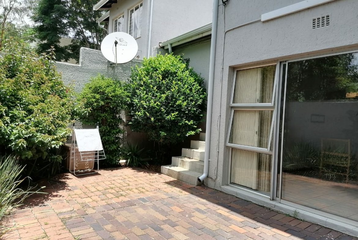 Three-bedroom property with a master bedroom featuring a walk-in closet, and 2.5 bathrooms in Riverside,