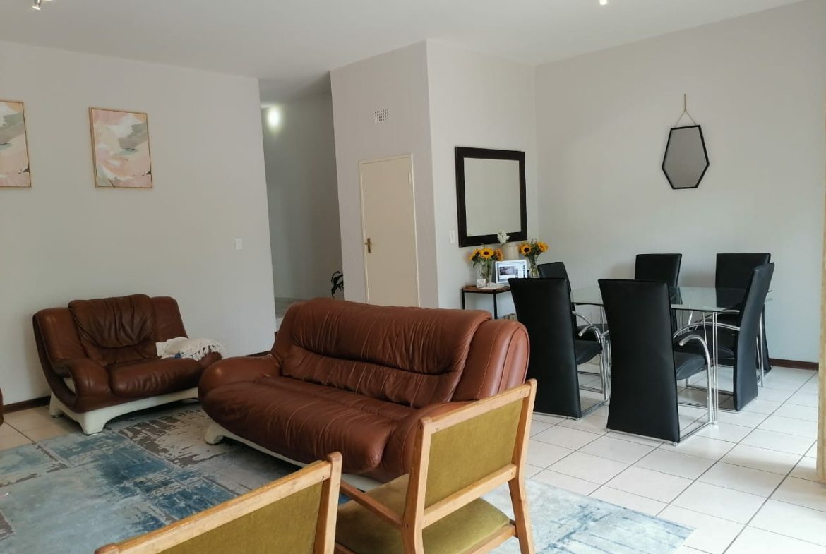 Three-bedroom property with a master bedroom featuring a walk-in closet, and 2.5 bathrooms in Riverside,