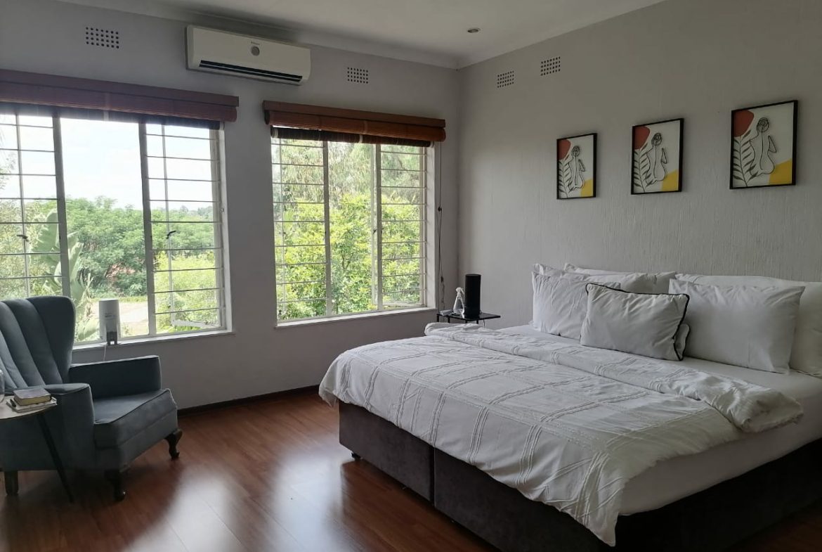 Three-bedroom property with a master bedroom featuring a walk-in closet, and 2.5 bathrooms in Riverside,