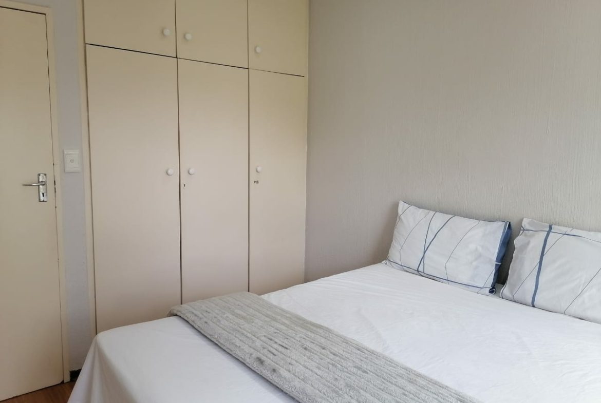 Three-bedroom property with a master bedroom featuring a walk-in closet, and 2.5 bathrooms in Riverside,