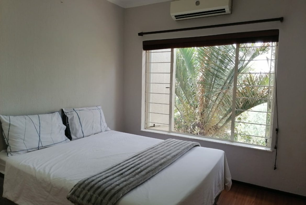 Three-bedroom property with a master bedroom featuring a walk-in closet, and 2.5 bathrooms in Riverside,