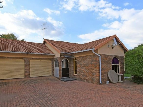 Stunning 3 Bedroom Townhouse in a Well Kept Complex