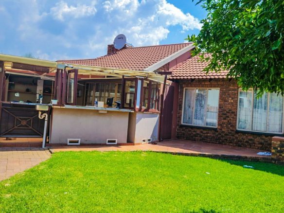 3 BEDROOM HOUSE WITH EXTRA 2BEDROOM COTTAGE AND A SHOWER ON THE MARKET!