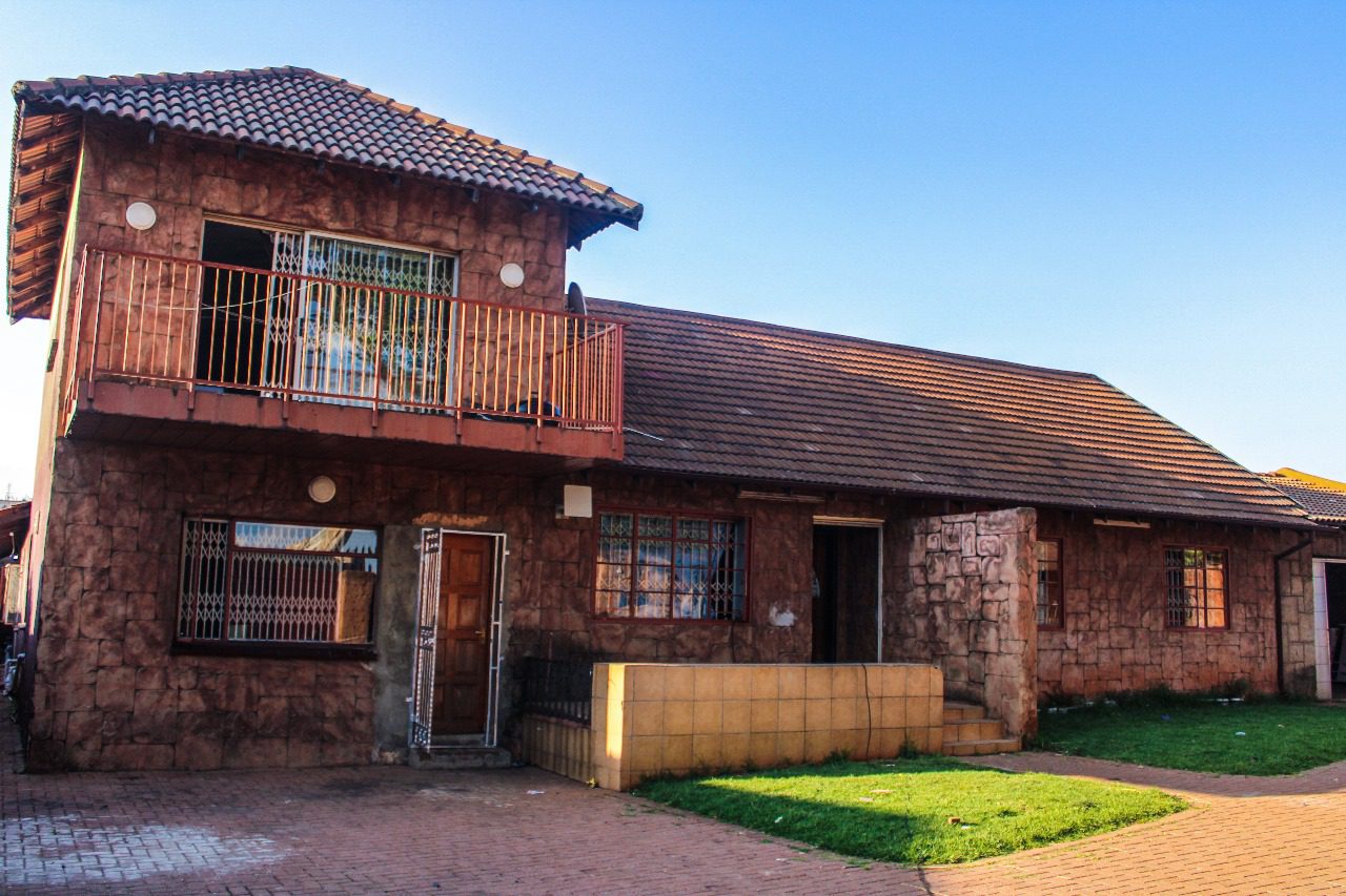 1 Spacious House for Sale in Rhodesfield