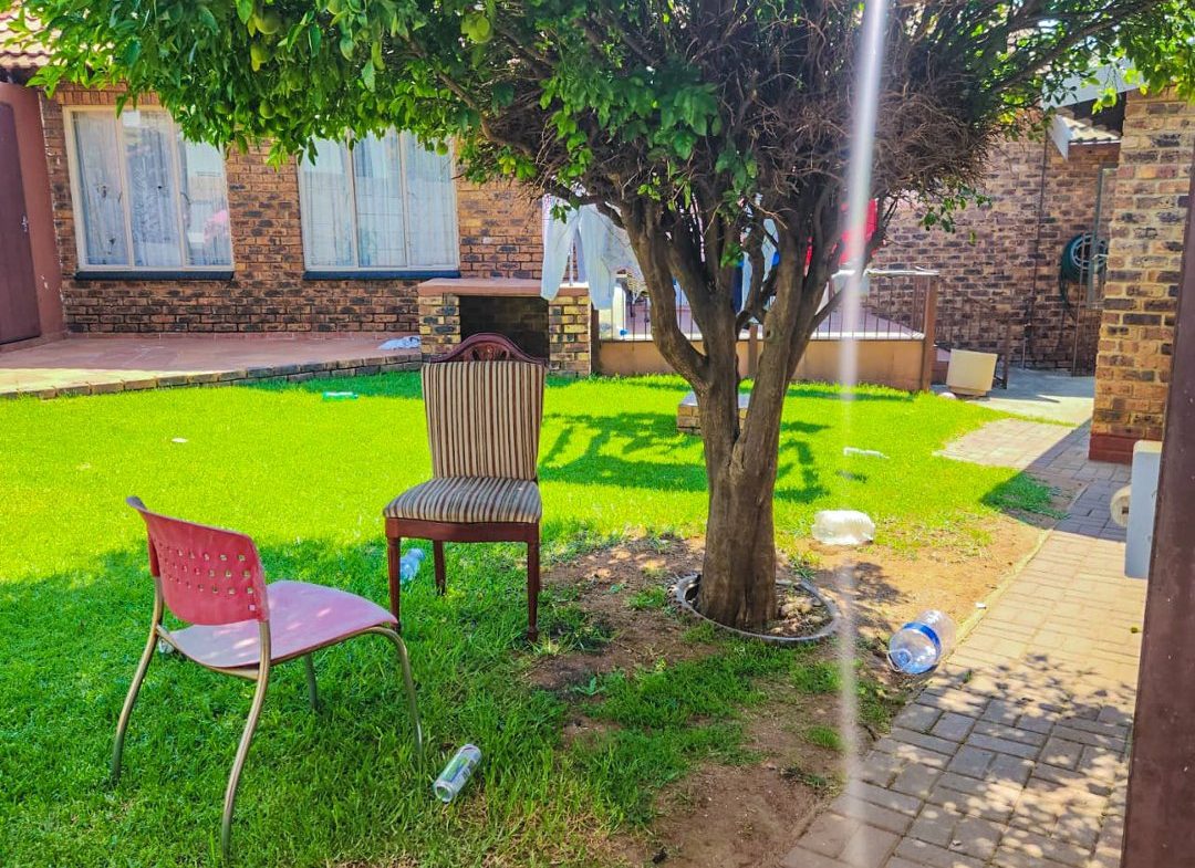3 BEDROOM HOUSE WITH EXTRA 2BEDROOM COTTAGE AND A SHOWER ON THE MARKET!