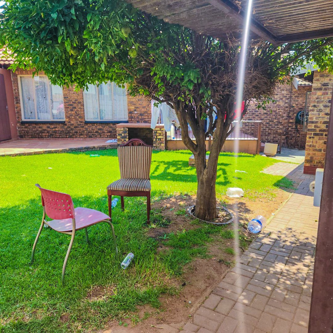 10 3 BEDROOM HOUSE WITH EXTRA 2BEDROOM COTTAGE AND A SHOWER ON THE MARKET!