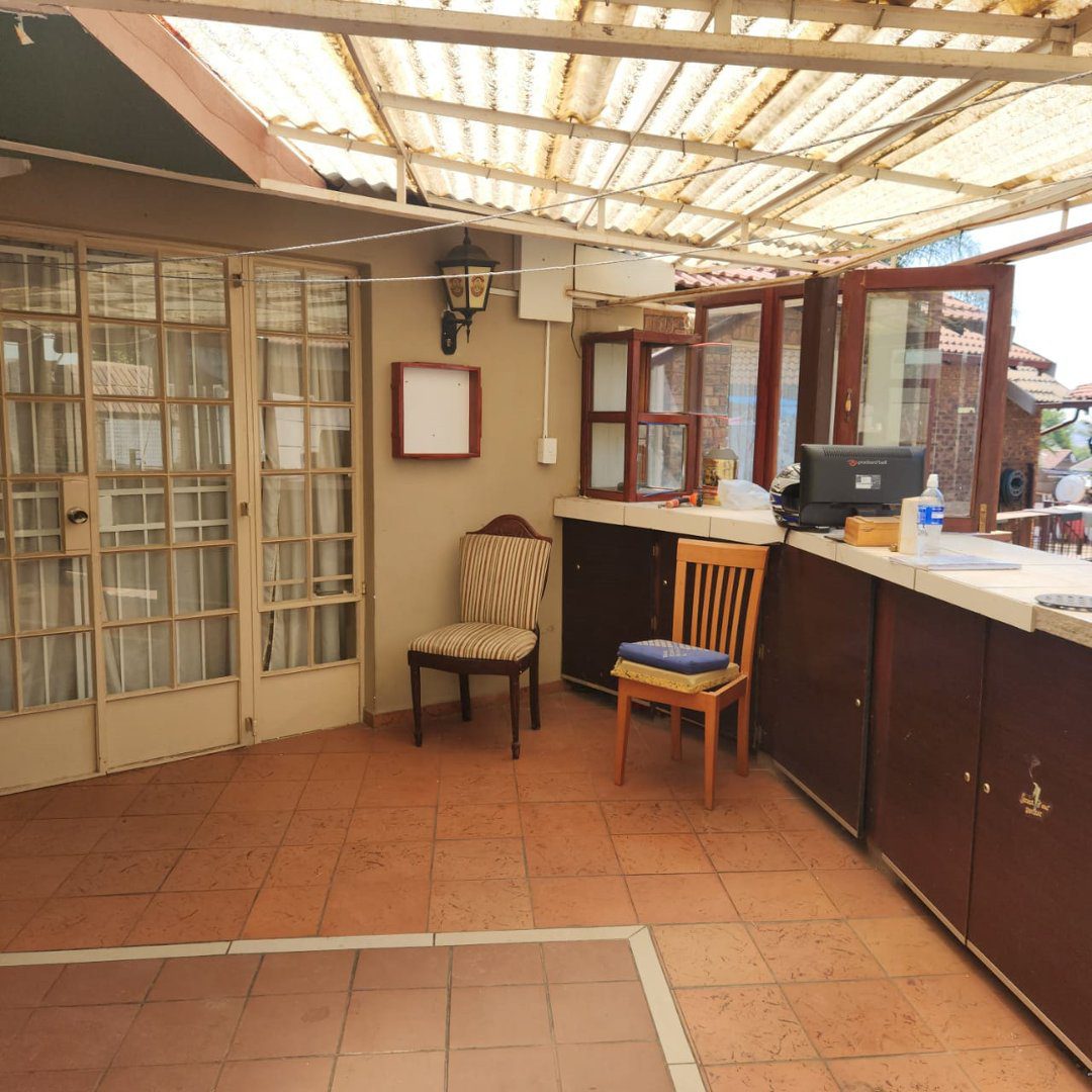11 3 BEDROOM HOUSE WITH EXTRA 2BEDROOM COTTAGE AND A SHOWER ON THE MARKET!