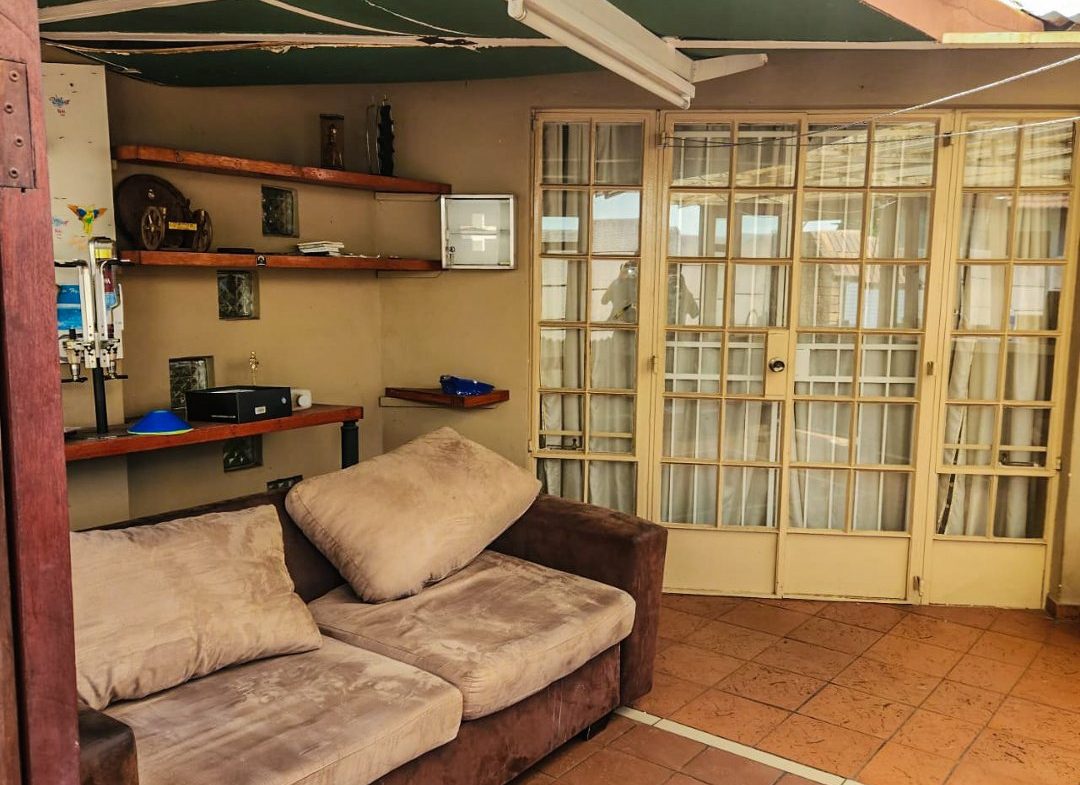 3 BEDROOM HOUSE WITH EXTRA 2BEDROOM COTTAGE AND A SHOWER ON THE MARKET!
