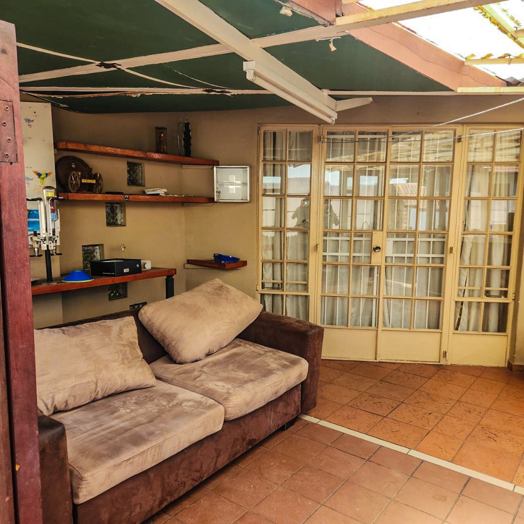 12 3 BEDROOM HOUSE WITH EXTRA 2BEDROOM COTTAGE AND A SHOWER ON THE MARKET!