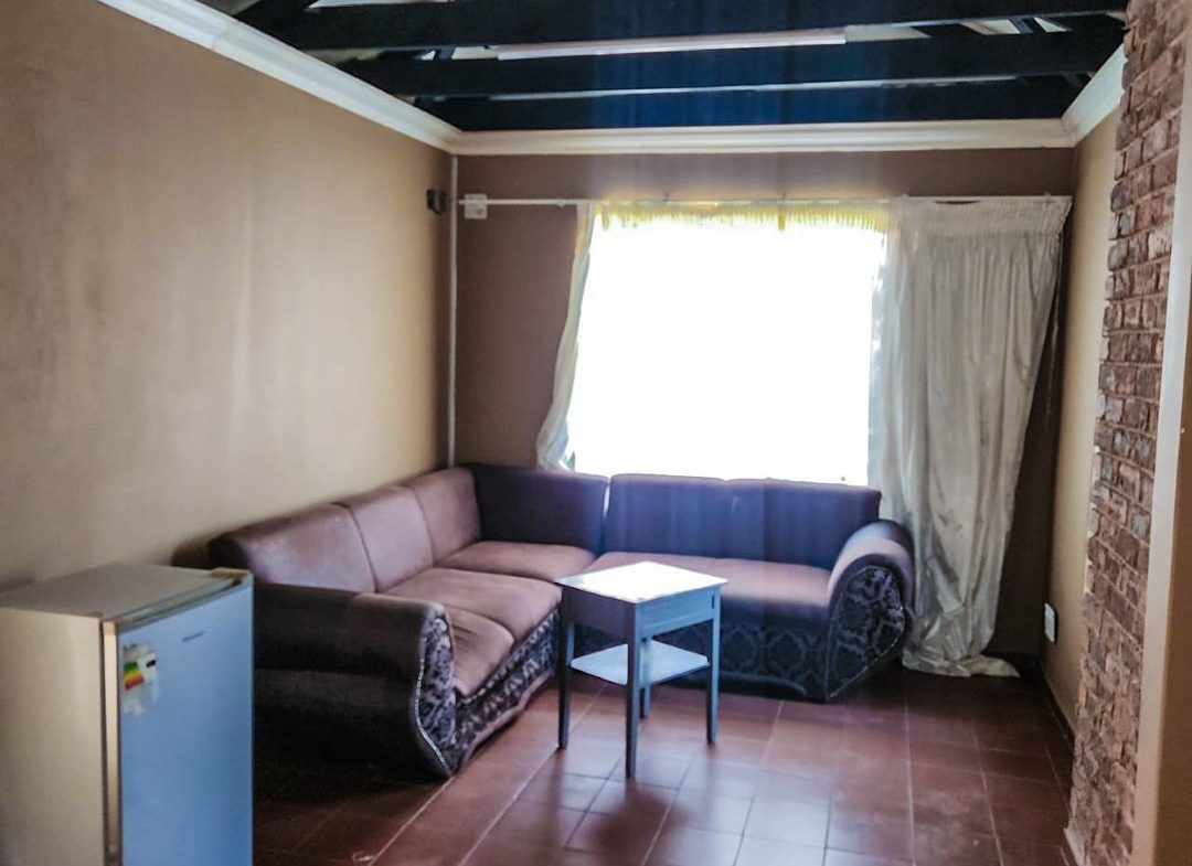 3 BEDROOM HOUSE WITH EXTRA 2BEDROOM COTTAGE AND A SHOWER ON THE MARKET!