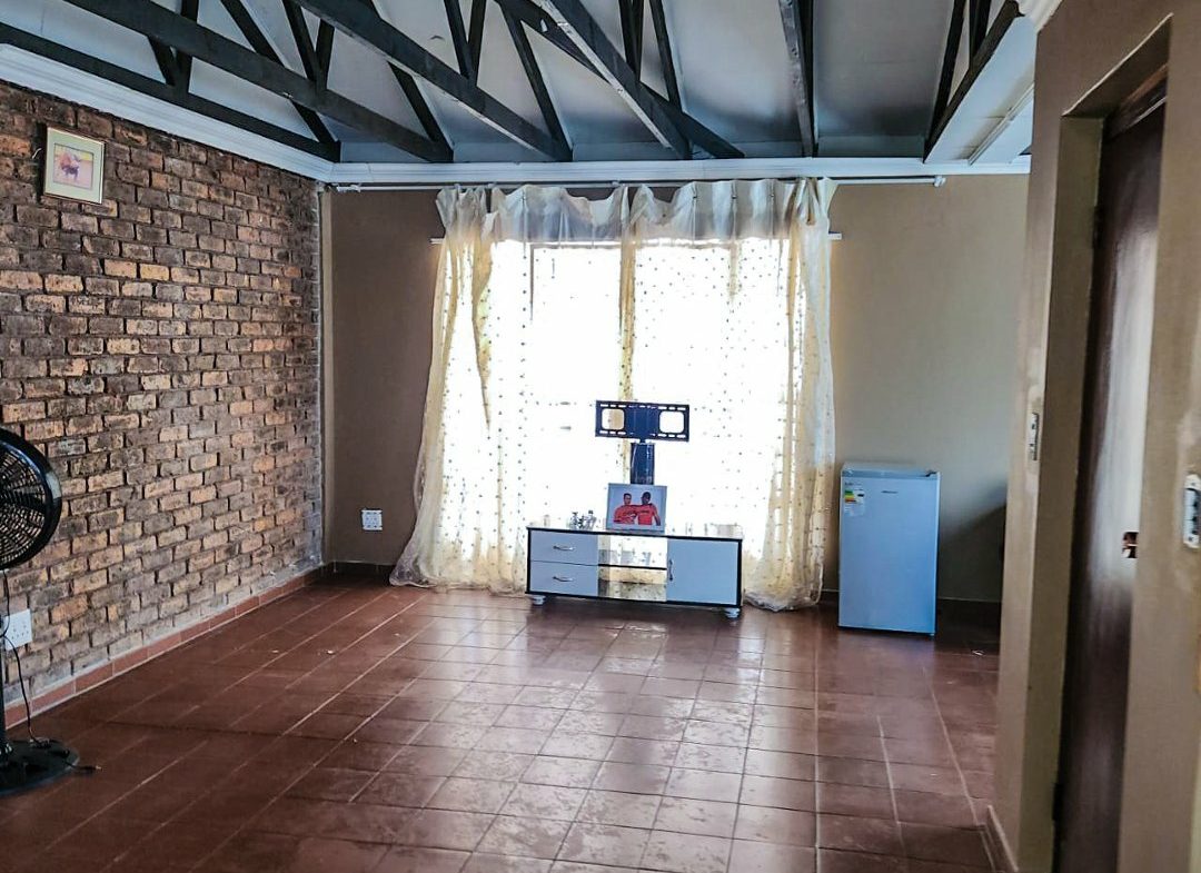 3 BEDROOM HOUSE WITH EXTRA 2BEDROOM COTTAGE AND A SHOWER ON THE MARKET!