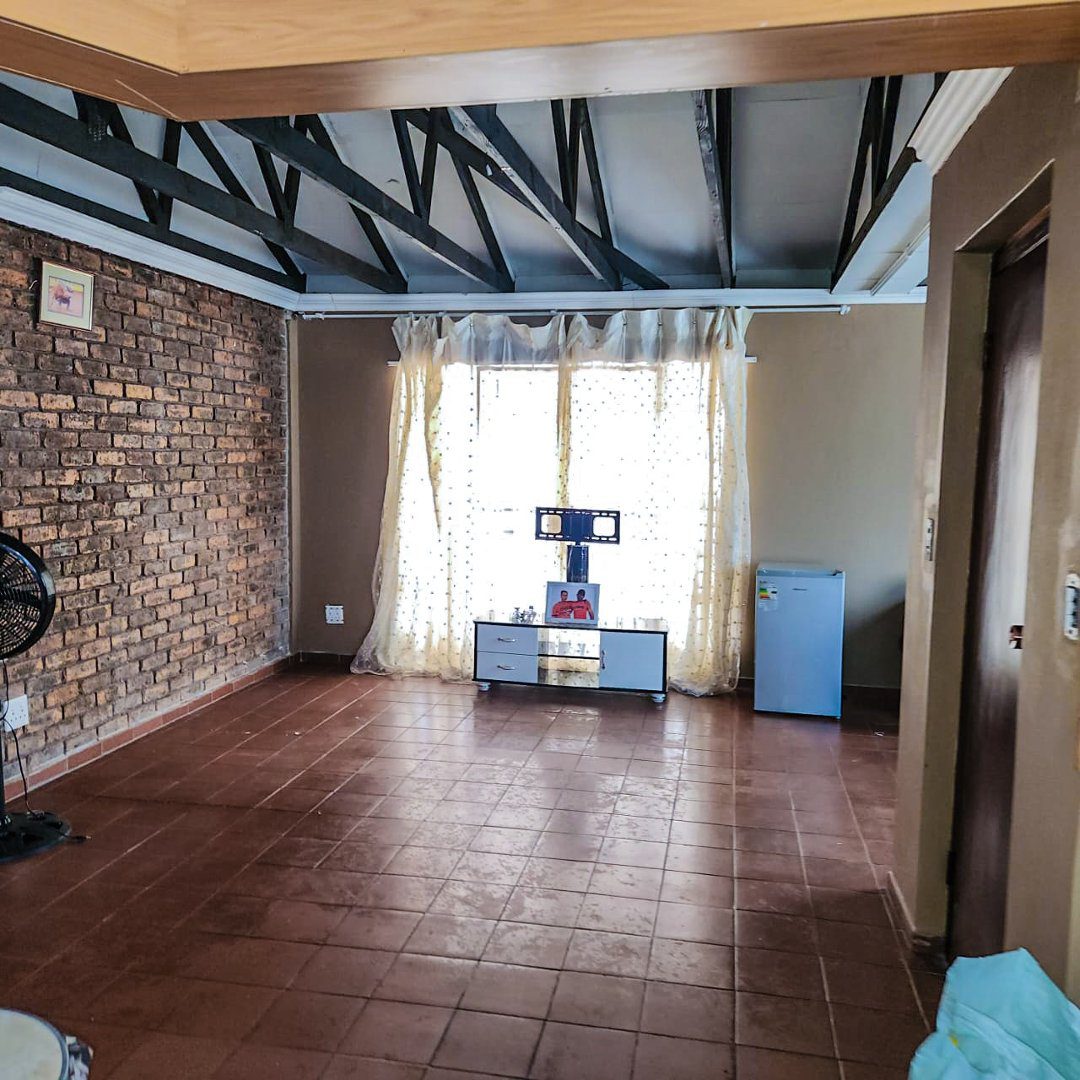 14 3 BEDROOM HOUSE WITH EXTRA 2BEDROOM COTTAGE AND A SHOWER ON THE MARKET!