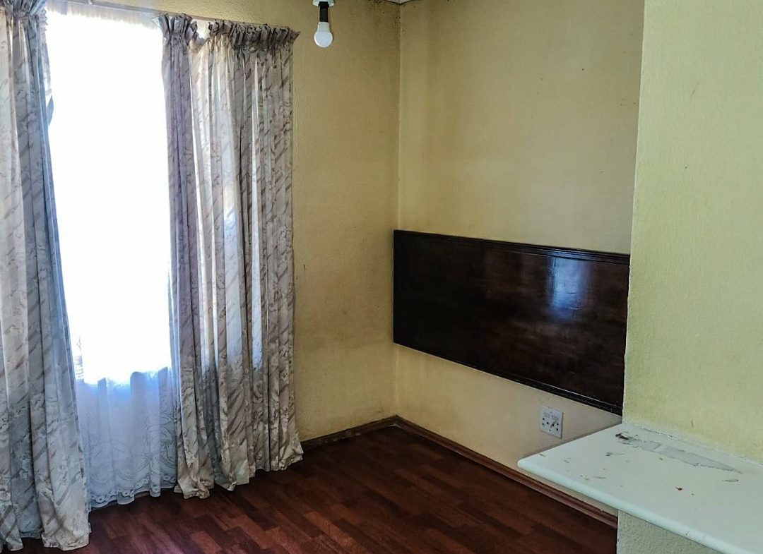 3 BEDROOM HOUSE WITH EXTRA 2BEDROOM COTTAGE AND A SHOWER ON THE MARKET!