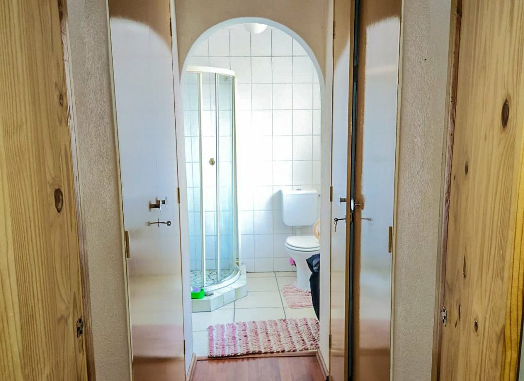 3 BEDROOM HOUSE WITH EXTRA 2BEDROOM COTTAGE AND A SHOWER ON THE MARKET!