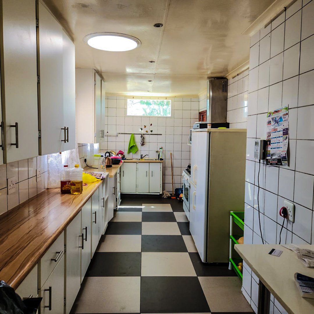19 3 BEDROOM HOUSE WITH EXTRA 2BEDROOM COTTAGE AND A SHOWER ON THE MARKET!