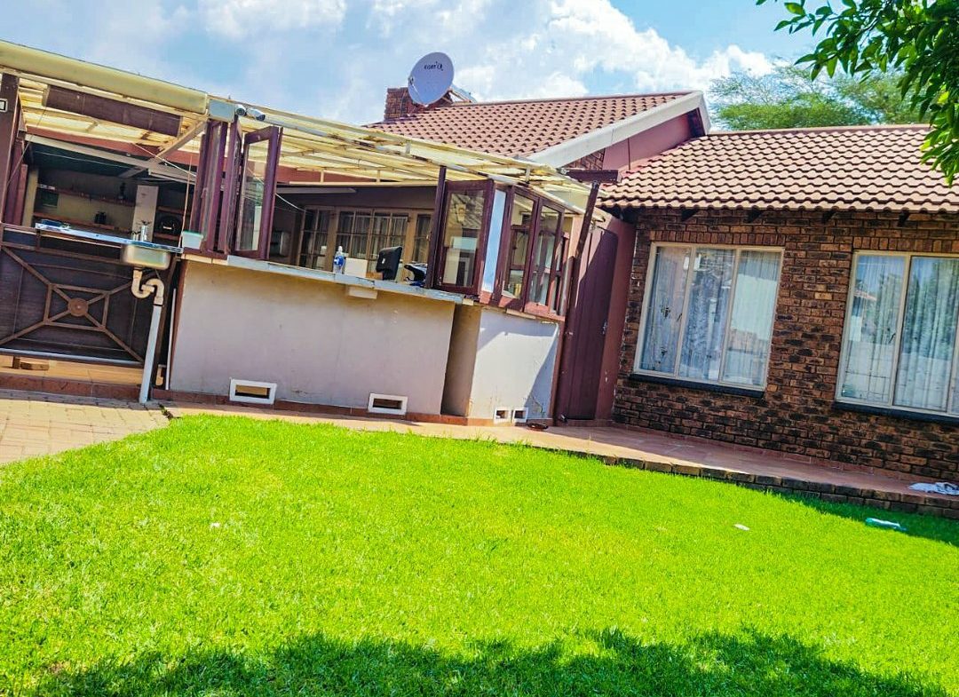 3 BEDROOM HOUSE WITH EXTRA 2BEDROOM COTTAGE AND A SHOWER ON THE MARKET!