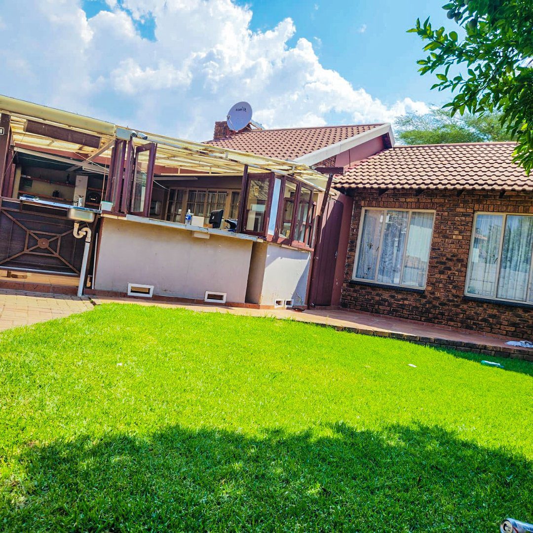 2 3 BEDROOM HOUSE WITH EXTRA 2BEDROOM COTTAGE AND A SHOWER ON THE MARKET!