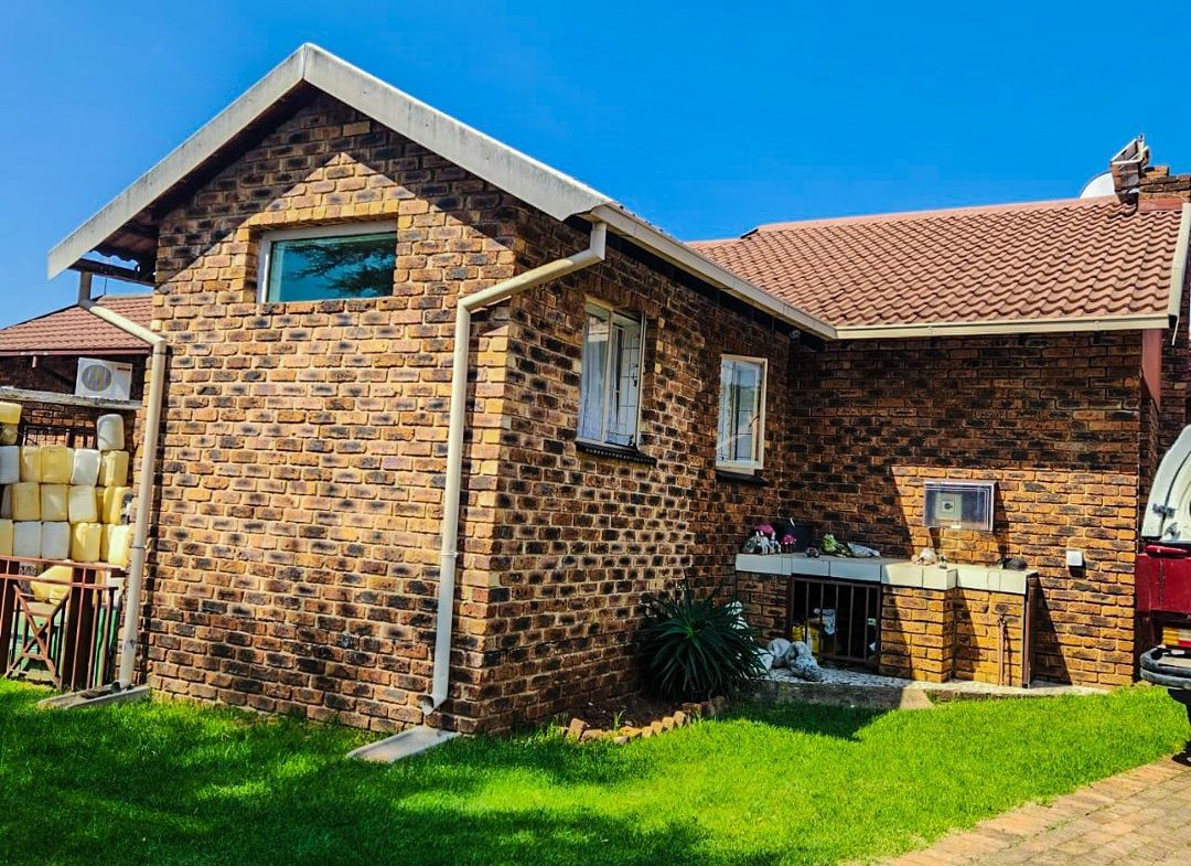 3 BEDROOM HOUSE WITH EXTRA 2BEDROOM COTTAGE AND A SHOWER ON THE MARKET!