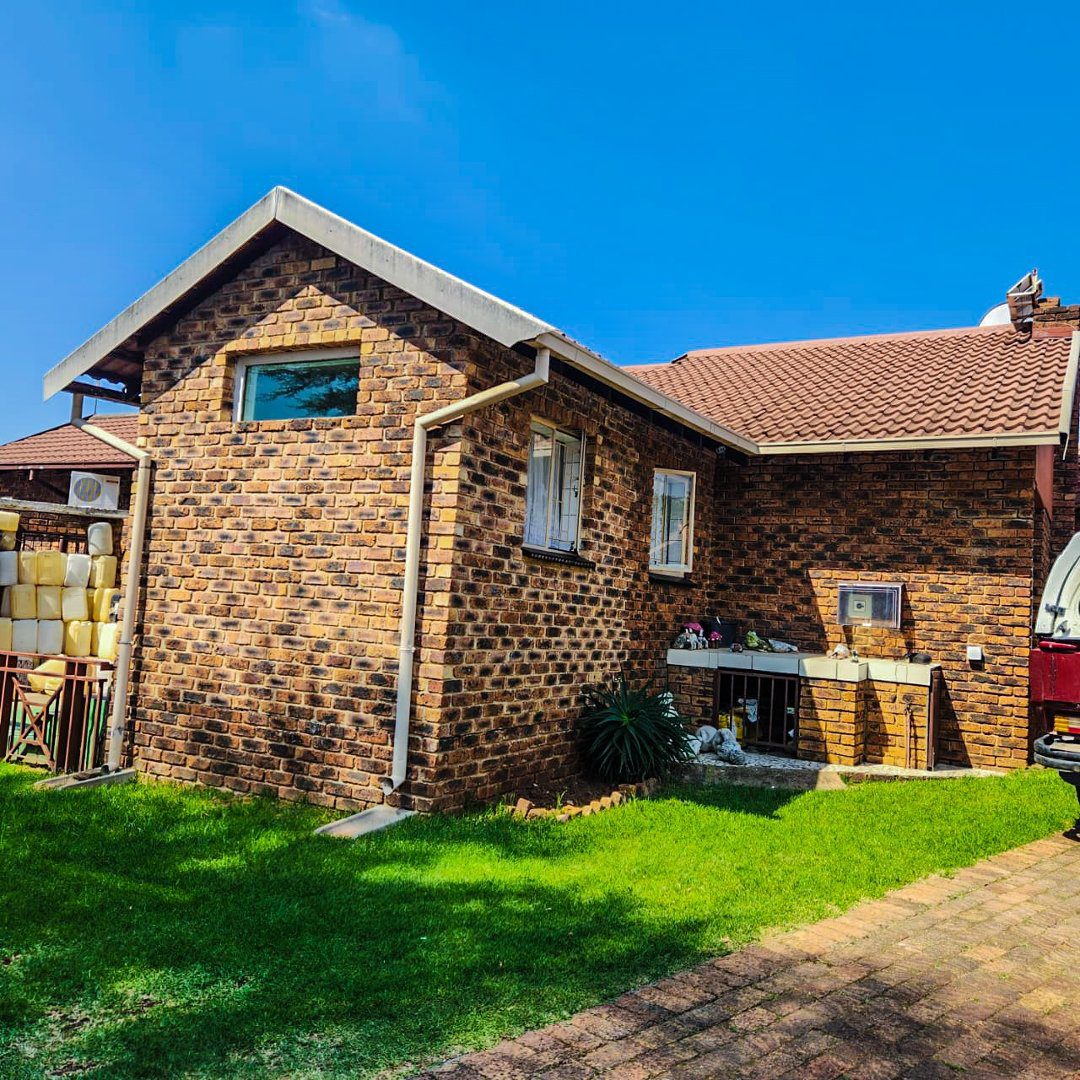 3 3 BEDROOM HOUSE WITH EXTRA 2BEDROOM COTTAGE AND A SHOWER ON THE MARKET!