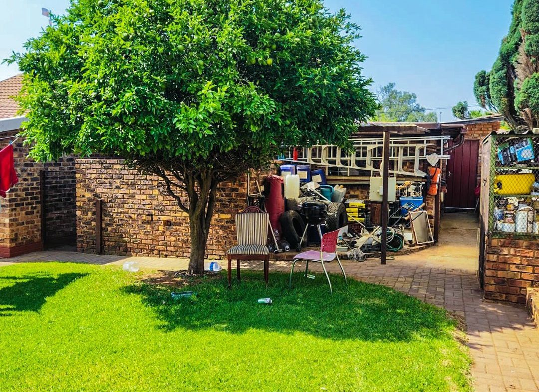 3 BEDROOM HOUSE WITH EXTRA 2BEDROOM COTTAGE AND A SHOWER ON THE MARKET!