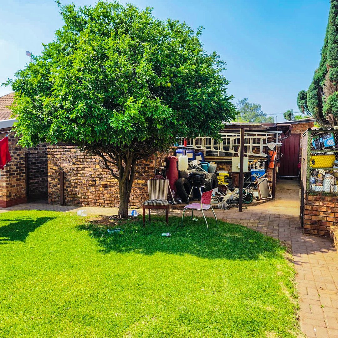 4 3 BEDROOM HOUSE WITH EXTRA 2BEDROOM COTTAGE AND A SHOWER ON THE MARKET!